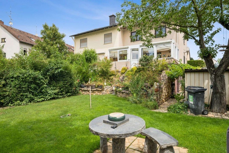 Garten mit Au�enansicht Doppelhaush�lfte Wiesbaden