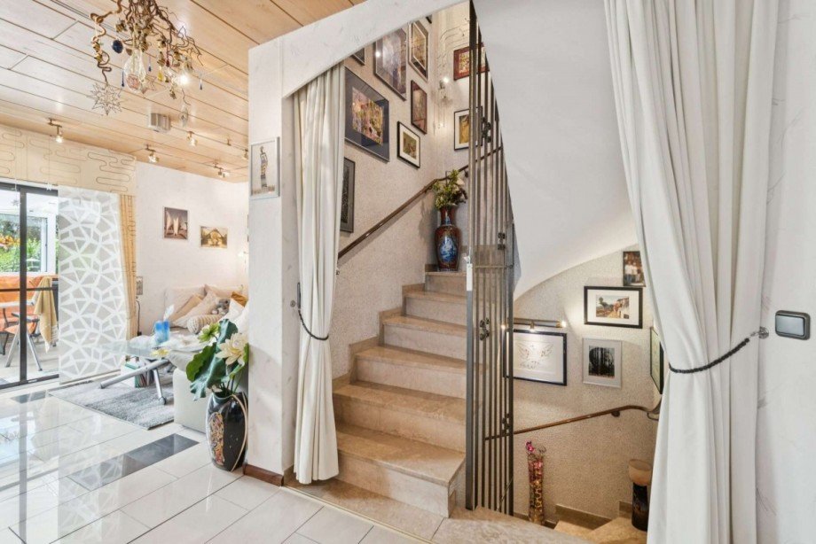 Eingangsbereich mit Treppe Doppelhaush�lfte Wiesbaden