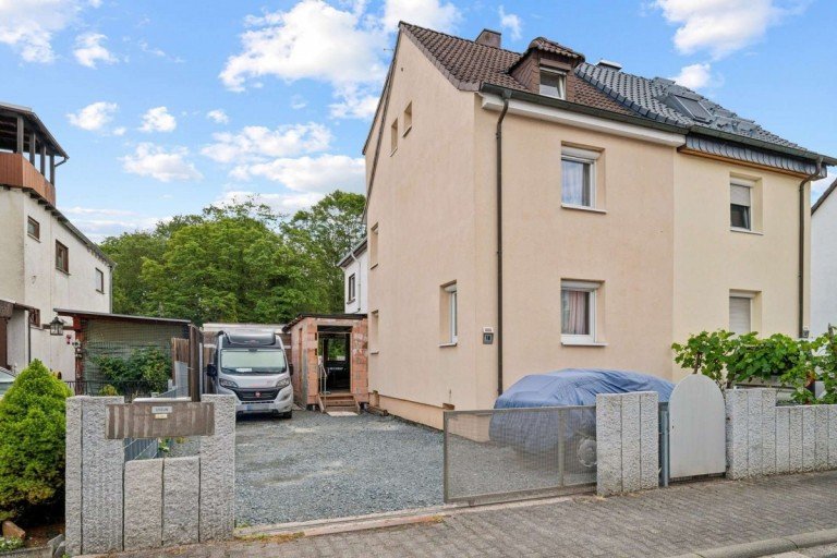Au�enansicht R�sselsheim am Main Doppelhaush�lfte Doppelhaush�lfte viel Potential in guter Wohnlage Hasengrund R�sselsheim - eigener Waldzugang !